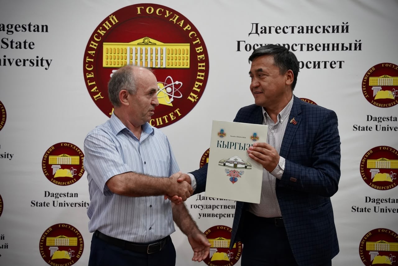 В ДГУ прошла тематическая встреча «Родной язык, он для меня велик»