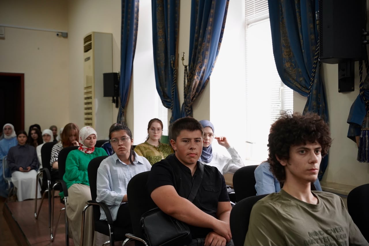 В ДГУ прошла тематическая встреча «Родной язык, он для меня велик»