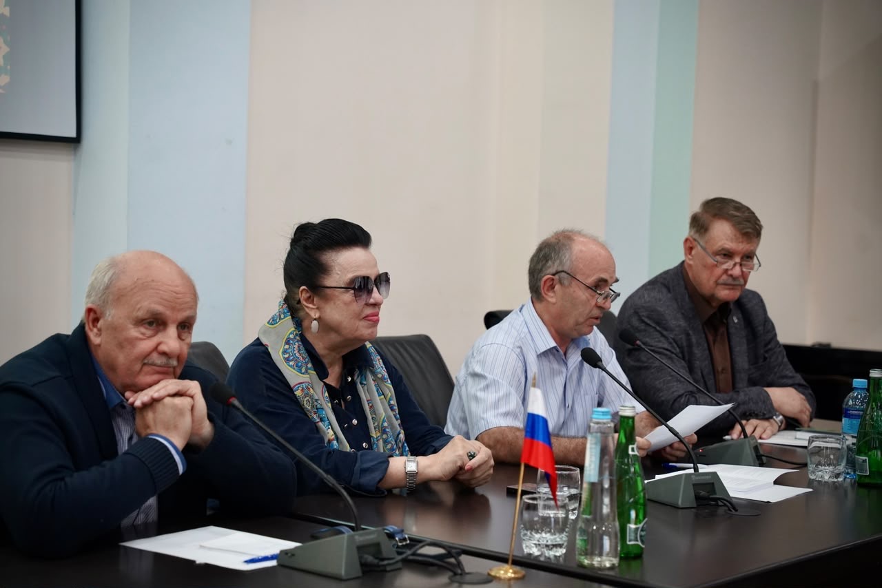 В ДГУ прошла тематическая встреча «Родной язык, он для меня велик»